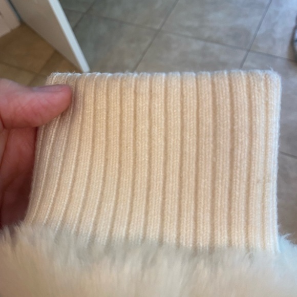 Andrew Marc New York Women’s Faux Fur white flower jacket size medium - Picture 8 of 8